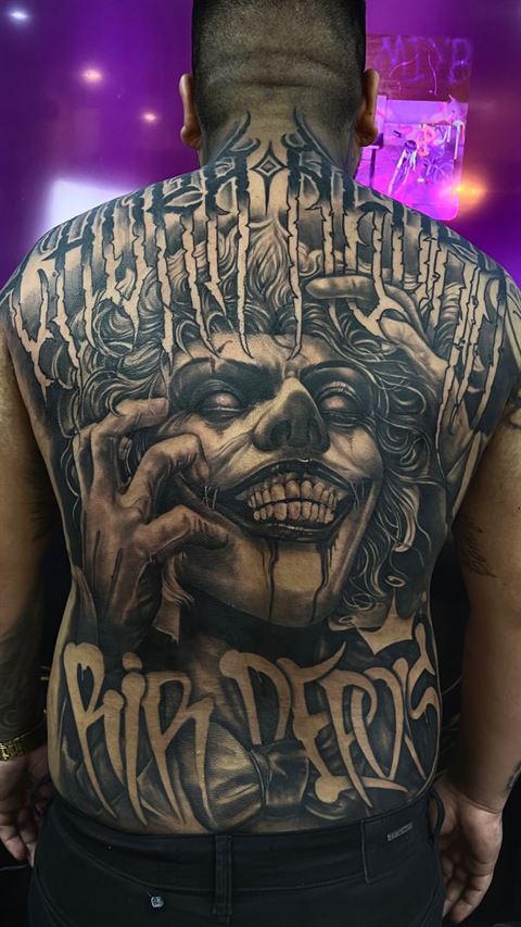 Costas fechadas: palhaço macabro e lettering gótico